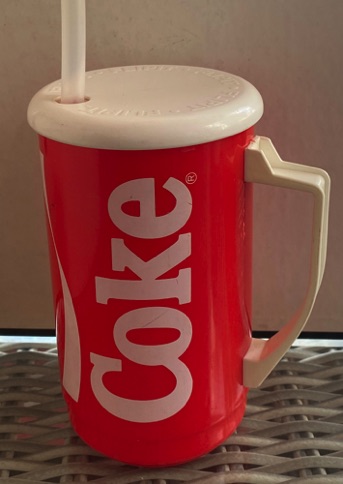 05886-1 € 4,00 coca cola drinkbeker met handvat rood wit coke  H. D..jpeg